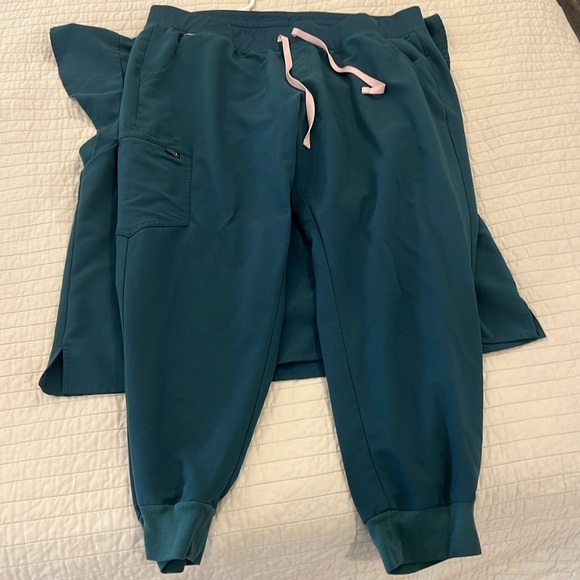 Figs Women Scrubs, Ruffle Sleeve Top & Zamora Jogger Pant- XXL - Picture 5 of 5